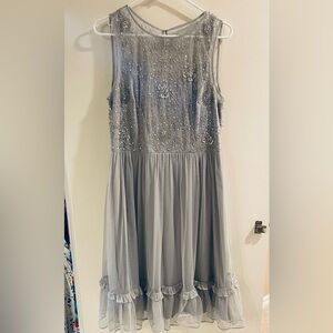 Like New! Adrianna Papell Silver Embellished Knee Length Dress ❄️🌟